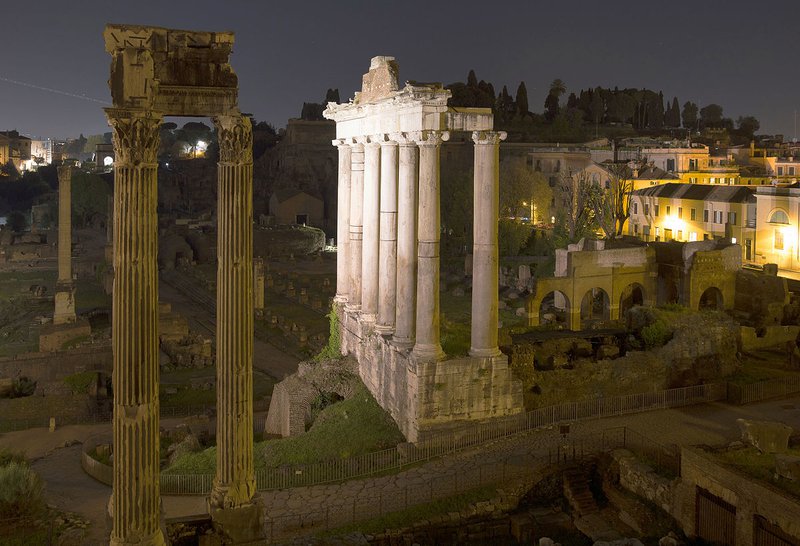 Temple_of_Saturn_in_Fori_Imperiali_at_Night.jpg